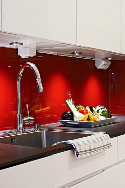 Красный кухонный фартук на кухне