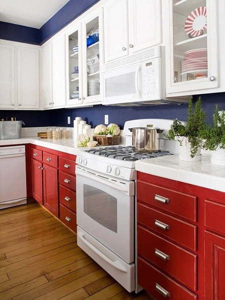 Сочетание красного и синего на кухне