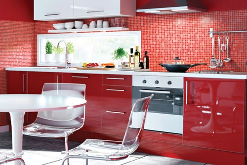 Красный кухонный фартук на кухне
