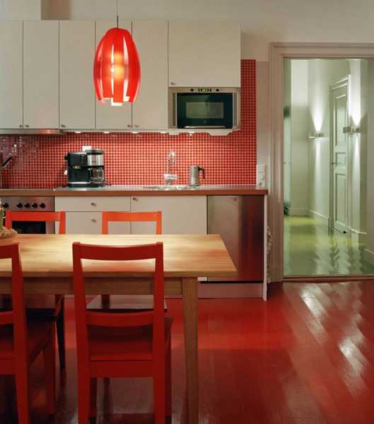Пол красного цвета на кухне
