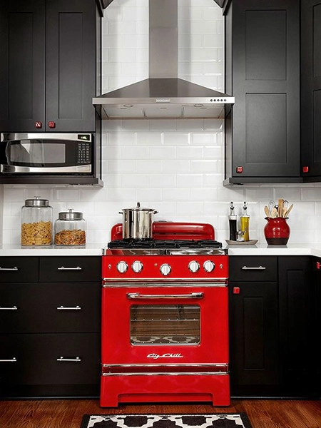 Сочетание красного и черного на кухне