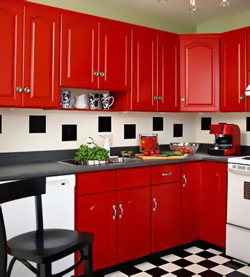 Сочетание красного, черного и белого на кухне
