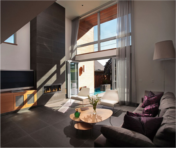 Серо-коричневый цвет плитки и дивана в частном доме